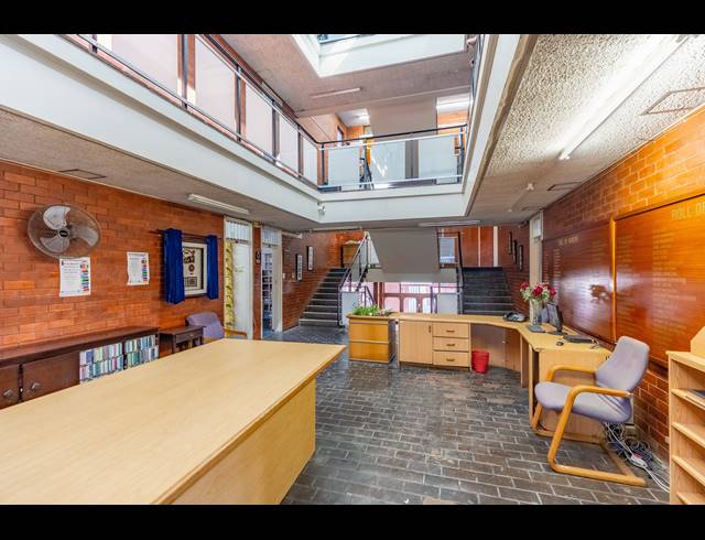 1,670M² BUSINESS CENTRE FOR SALE IN ESSENWOOD